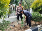 Bhabinkamtibmas Polsubsektor Pelalawan Tanam Pohon di Desa Lalang Kabung