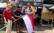 Jelang HUT RI, Bhabinkamtibmas Maharatu Bagikan Bendera ke Warga Kurang Mampu