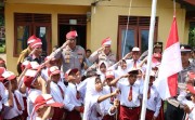 81 Polisi Jalan 1 Km Bawa Merah Putih 81 Meter ke Pelosok Kampar