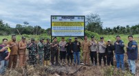 Polres Inhil Pasang Papan Plang Peringatan Karhutla di Kelurahan Tanjung Pidada