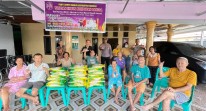 Peduli Sesama, Polsek Payung Sekaki Salurkan Bantuan Sosial ke Panti Jompo