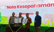 Polda Riau dan PT. Hutama Karya Teken MoU, Berikan 75 Helm untuk Disabilitas dan Bibit Pohon