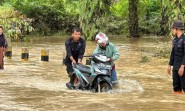 Brimob Polda Riau Sigap Amankan Jalur Lintas Sumatera yang Tergenang Banjir