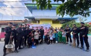 Bakti Religi Sambut HUT Bhayangkara ke-80, Personel Brimob Polda Riau Bersihkan Musholla Al-Fitrah