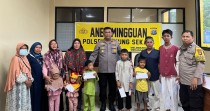 Polsek Payung Sekaki Salurkan Bansos Untuk Anak Yatim dan Kaum Duafa