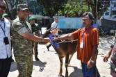 Wujud Kepedulian dan Rasa Syukur, Danrem 031/WB Serahkan Hewan Kurban kepada Panitia