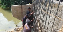 Personil Polda Riau dan Polres Kampar Turun Tangan Bangun 3 Jembatan