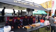 Brimobda Riau Dirikan Dapur Lapangan, Kapolda Makan Bersama Suporter PSPS