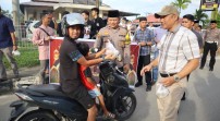 Polres Kuansing Bersama Insan Media Bagikan Takjil Ramadhan 1446 ke Masyarakat