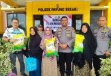 Polsek Payung Sekaki Salurkan Bansos, Wujud Kepedulian Kepada Masyarakat